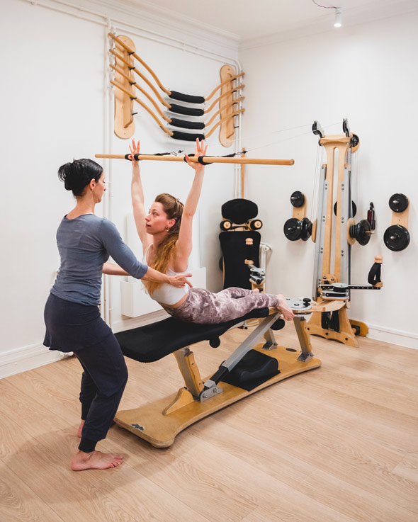 Correction d'un exercice lors de la formation Gyrotonic au centre Uma à Paris