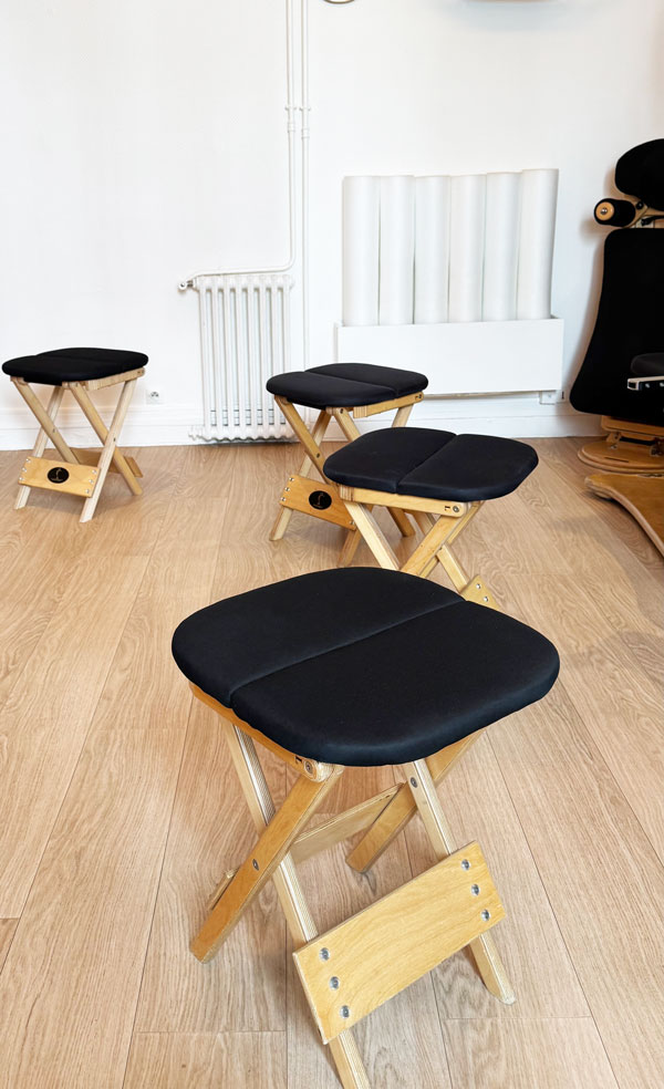 Au centre Uma pour la formation gyrokinesis avec des tabourets